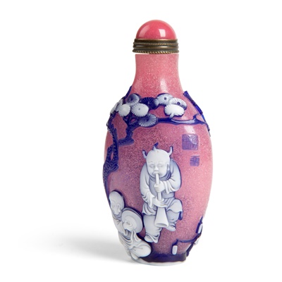 Lot 43 - WHITE AND BLUE OVERLAY PINK GLASS SNUFF BOTTLE