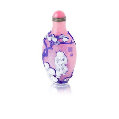 Lot 43 - WHITE AND BLUE OVERLAY PINK GLASS SNUFF BOTTLE