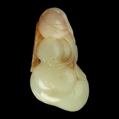 Lot 140 - WHITE JADE WITH RUSSET SKIN CARVING 'DOUBLE-GOURD WITH BAT' PENDANT