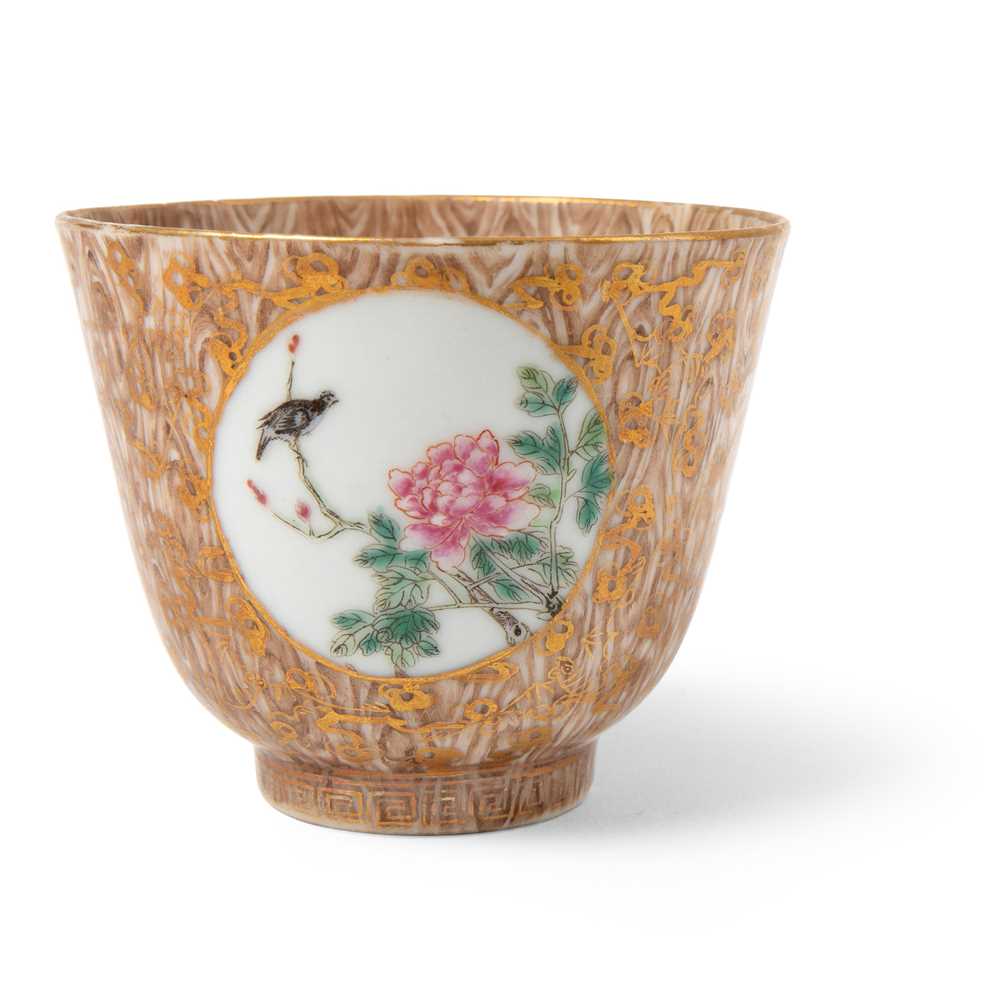 Lot 231 - FAUX-BOIS AND GILT-DECORATED FAMILLE ROSE 'FLOWER' CUP