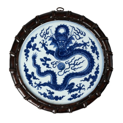 Lot 179 - BLUE AND WHITE 'DRAGON' CIRCULAR PLAQUE