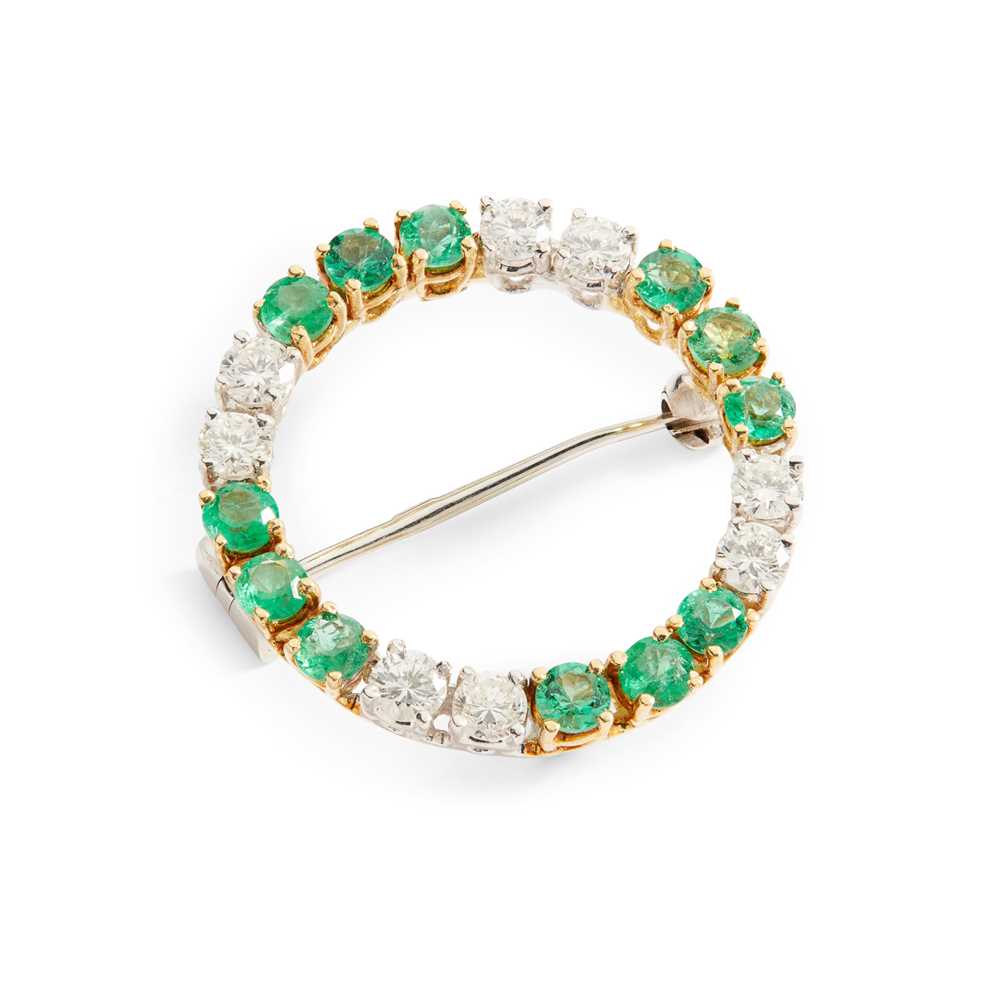 Lot 9 - An emerald and diamond brooch