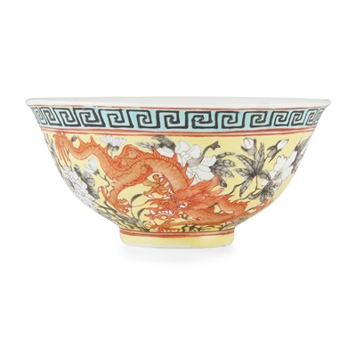 Lot 183 - GRISAILLE-DECORATED YELLOW-GROUND 'DRAGON' BOWL