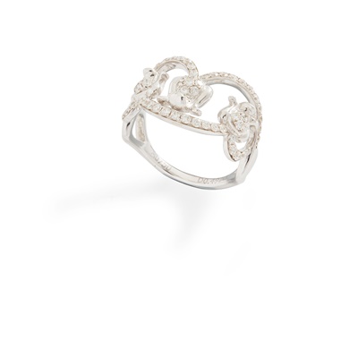 Lot 187 - A diamond dress ring