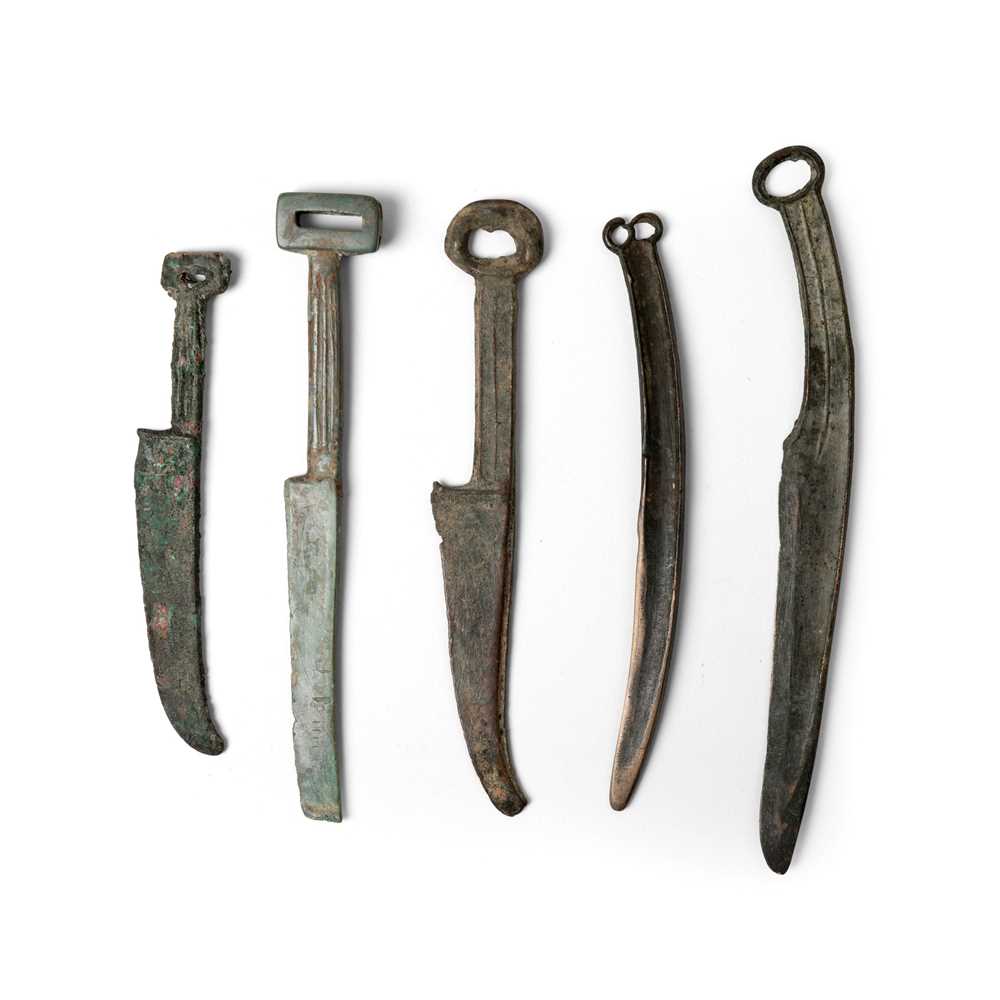 Lot 23 - GROUP OF FIVE BRONZE HUNTING KNIVES