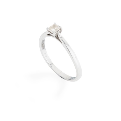 Lot 63 - A diamond single-stone ring