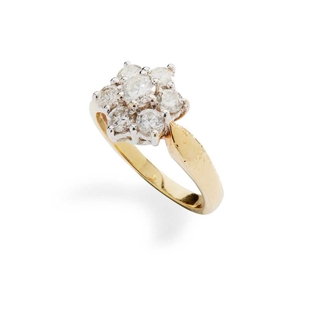 Lot 10 - A diamond cluster ring