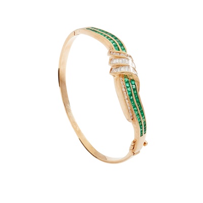 Lot 225 - An emerald and diamond bangle