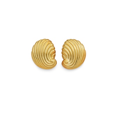 Lot 214 - A pair of shell earrings, by Leo de Vroomen