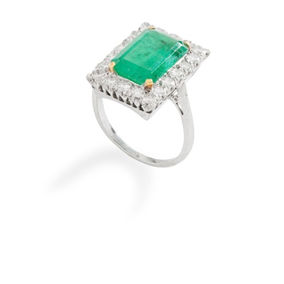 Lot 245 - An emerald and diamond ring