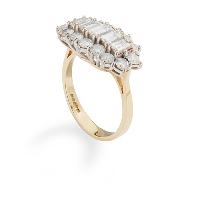 Lot 221 - A diamond cluster ring