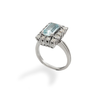 Lot 241 - An aquamarine and diamond cluster ring