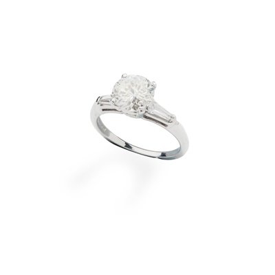 Lot 132 - A 1940s diamond single-stone ring