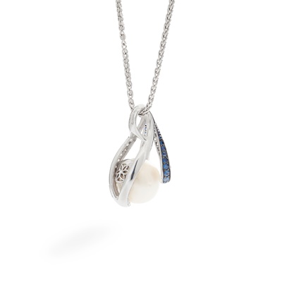 Lot 15 - A South Sea pearl, sapphire and diamond pendant