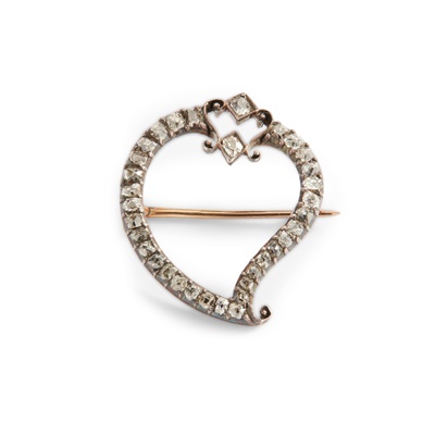 Lot 172 - A diamond heart brooch