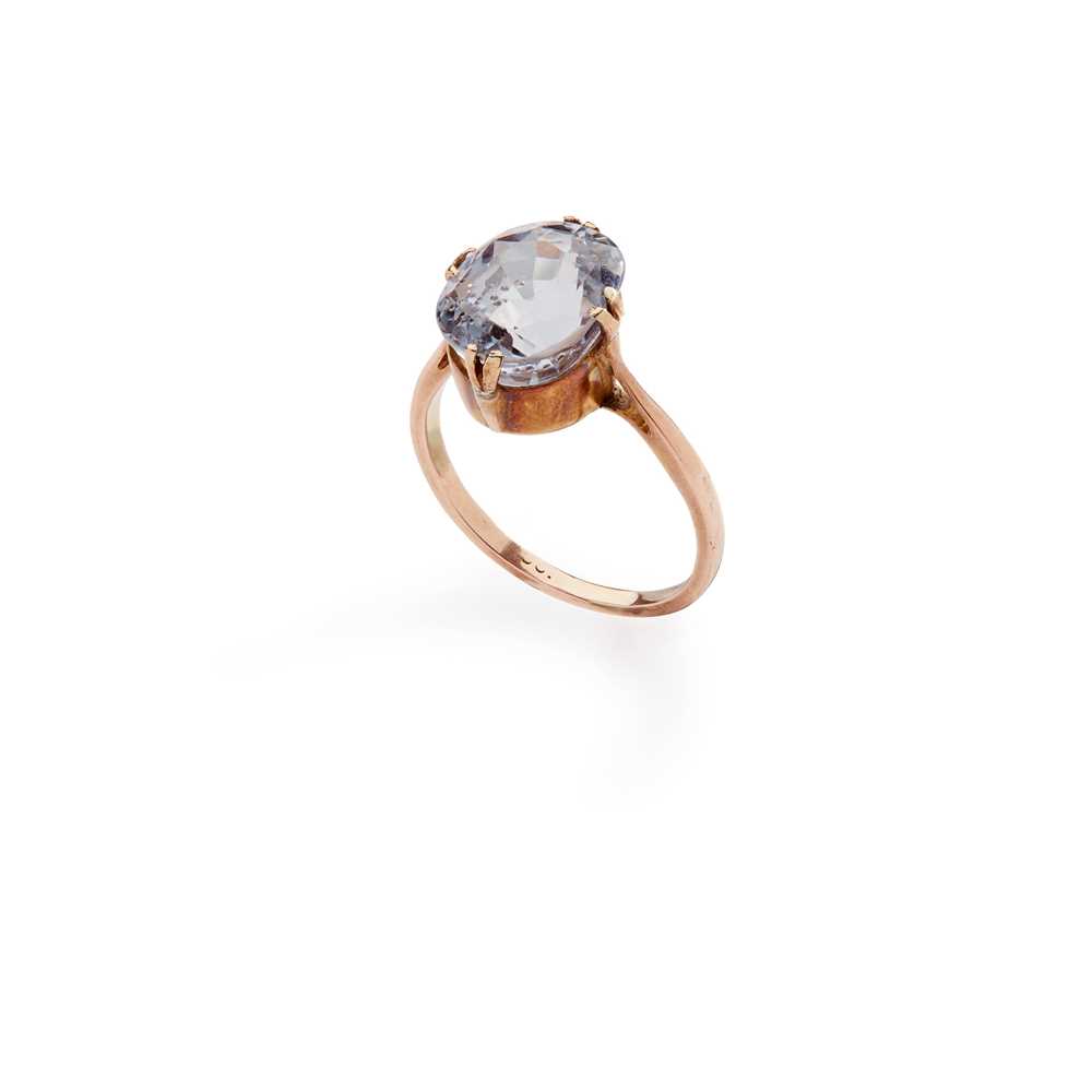 Lot 25 - A sapphire ring