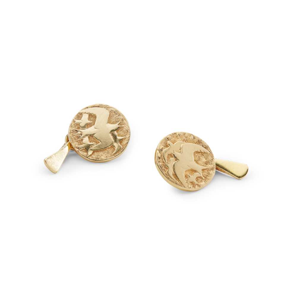 Lot 109 - A pair of 18ct gold cufflinks, by Malcolm Appleby