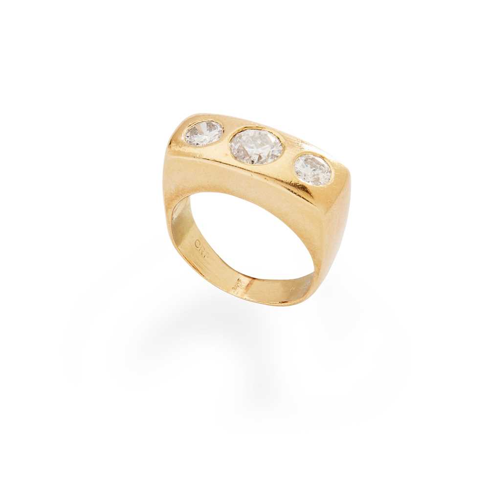 Lot 23 - A diamond three-stone ring