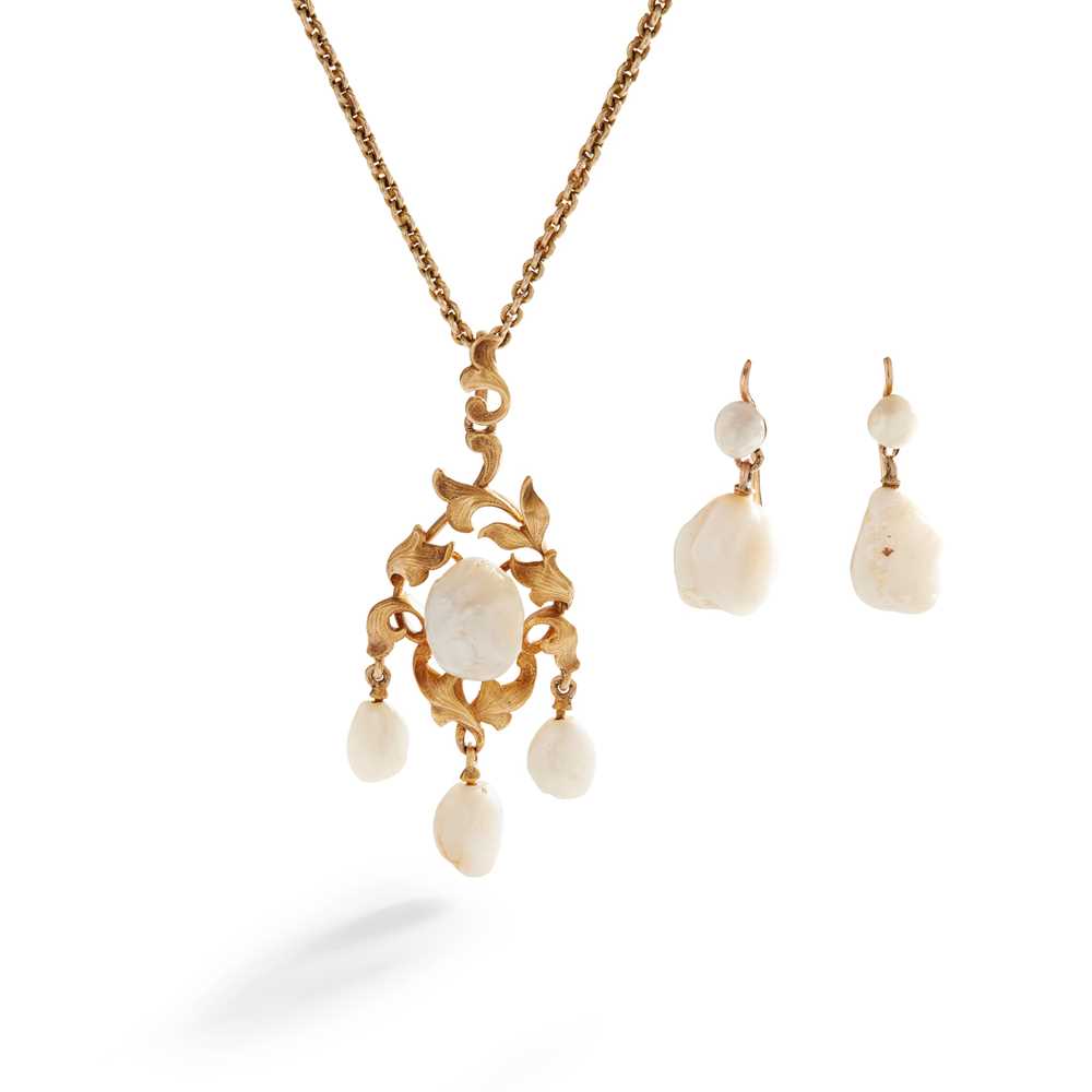 Lot 46 - A pearl pendant and matching earrings