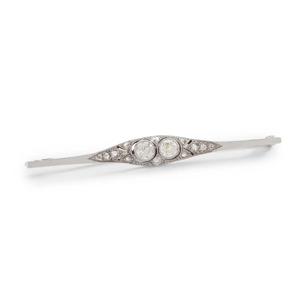 Lot 43 - An early 20th-century diamond bar brooch