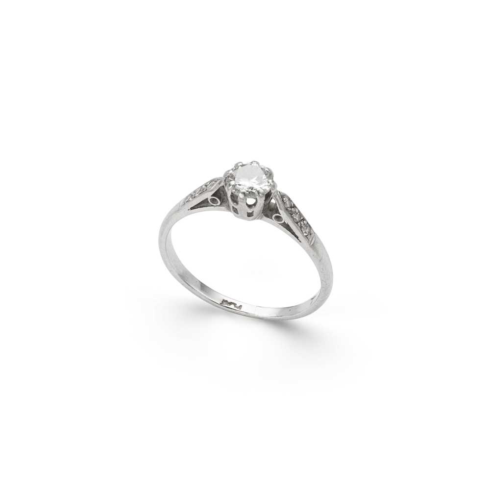 Lot 26 - A diamond single-stone ring
