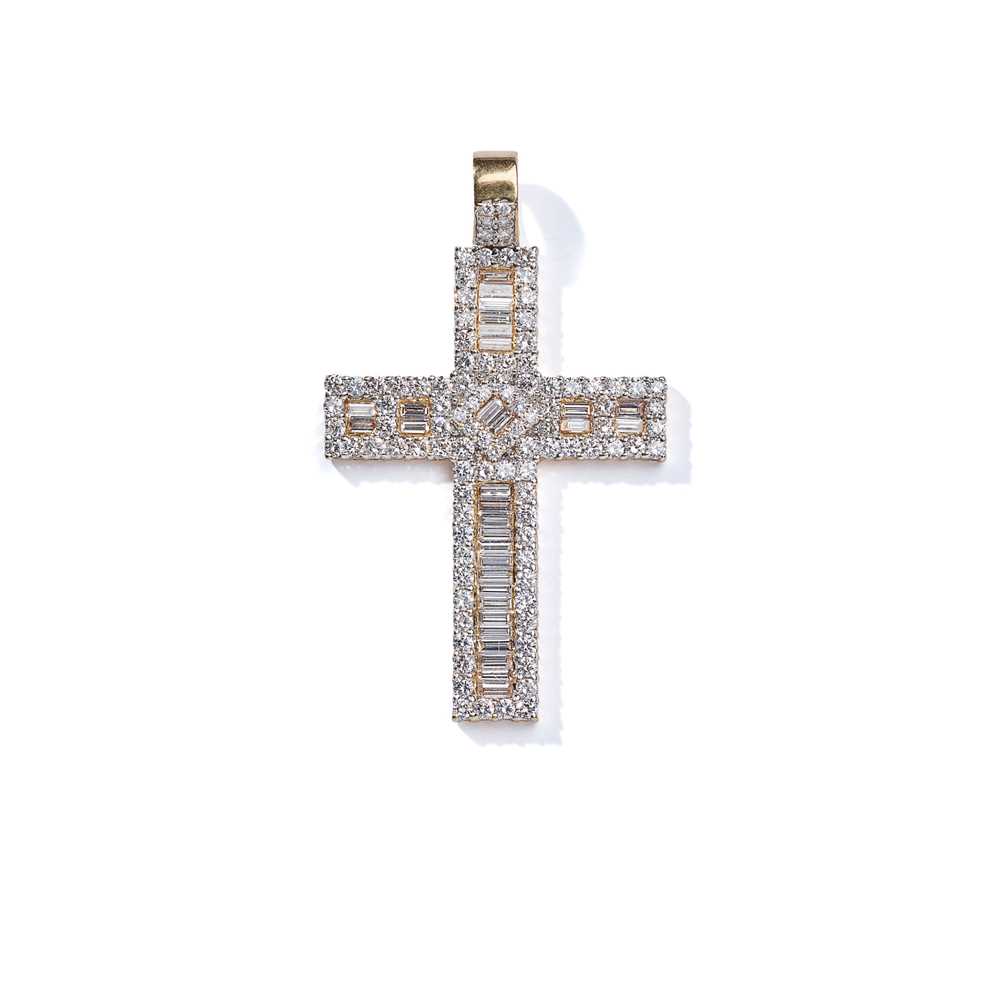 Lot 39 - A diamond cross pendant