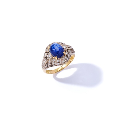 Lot 105 - A sapphire and diamond ring