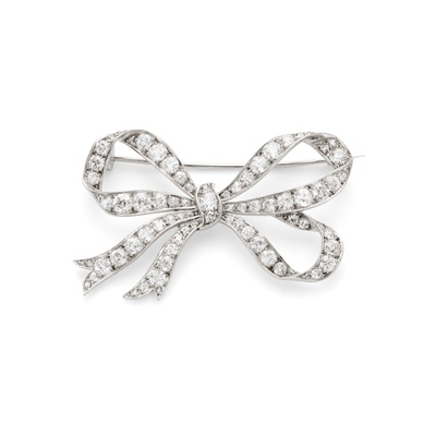 Lot 62 - A diamond bow brooch