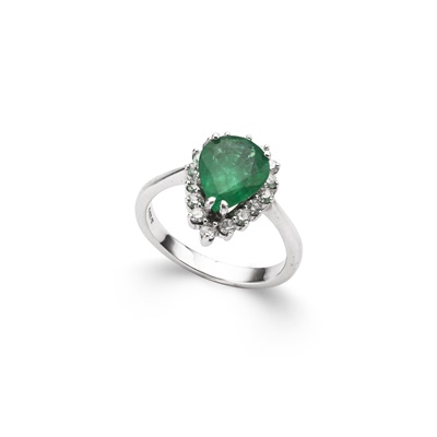 Lot 147 - An emerald and diamond cluster ring