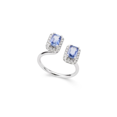 Lot 86 - A sapphire and diamond ring