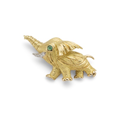Lot 175 - Hamilton & Inches: An emerald and diamond elephant brooch