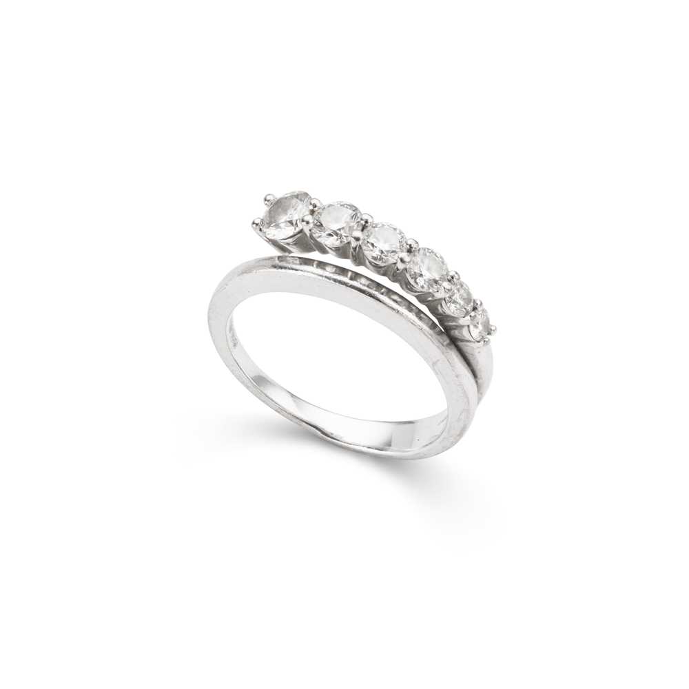 Lot 98 - A diamond ring