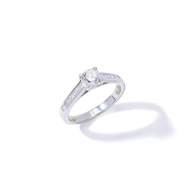 Lot 117 - A diamond single-stone ring