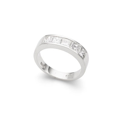 Lot 153 - A diamond five-stone ring