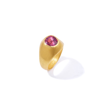 Lot 47 - A spinel single-stone ring