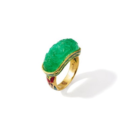 Lot 128 - An Indian emerald and enamel ring