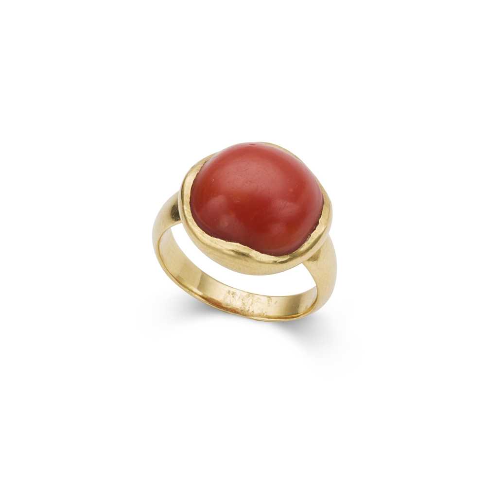Lot 48 - A coral ring