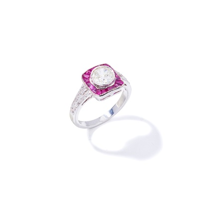 Lot 113 - A diamond and ruby cluster ring