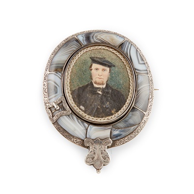 Lot 146 - A VICTORIAN MONTROSE AGATE PHOTO BROOCH