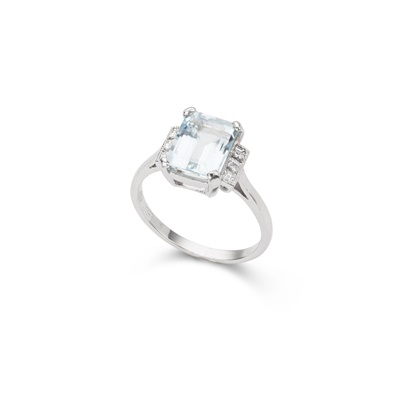 Lot 262 - An aquamarine and diamond ring