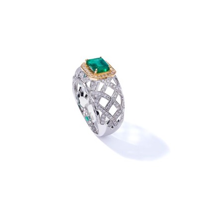 Lot 18 - An emerald and diamond dress ring