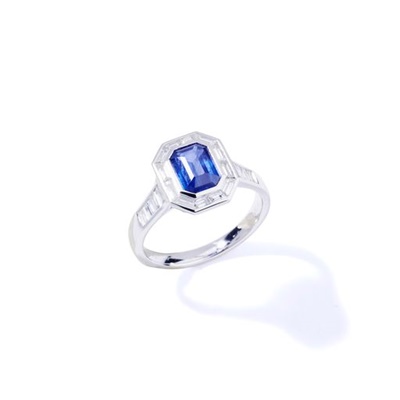 Lot 61 - A sapphire and diamond cluster ring
