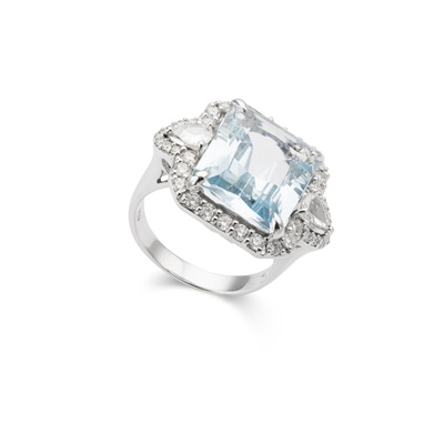 Lot 236 - An aquamarine and diamond cocktail ring
