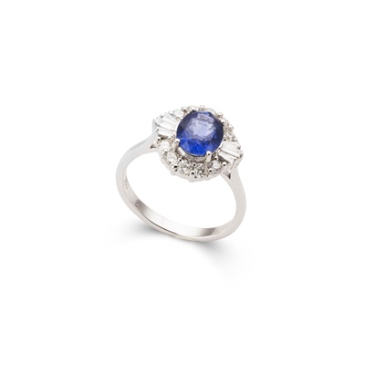 Lot 219 - A sapphire and diamond cluster ring