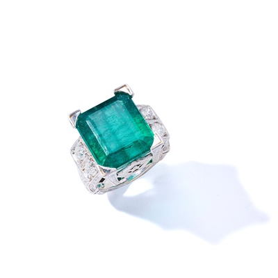 Lot 118 - An emerald and diamond dress ring