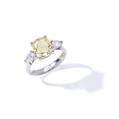 Lot 33 - A fancy-coloured diamond ring