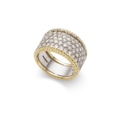 Lot 199 - A diamond dress ring