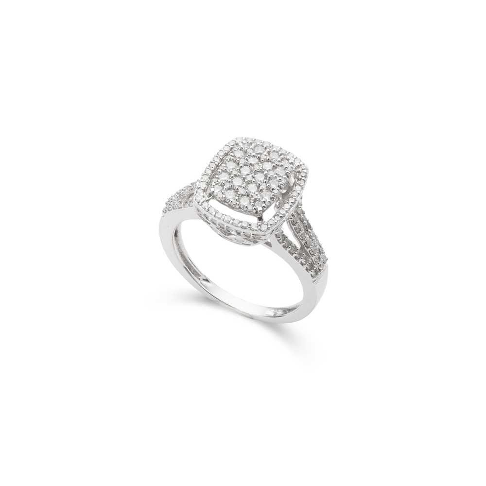 Lot 25 - A diamond cluster ring