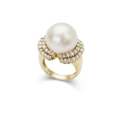 Lot 253 - A South Sea pearl and diamond cocktail ring