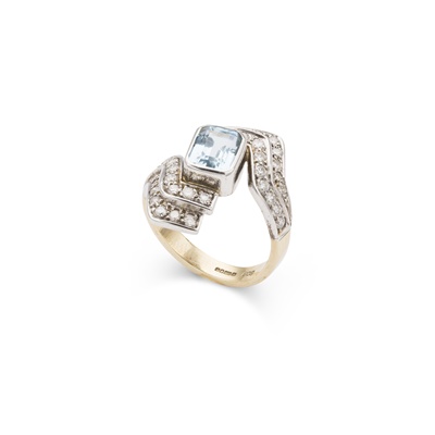Lot 129 - An aquamarine and diamond ring